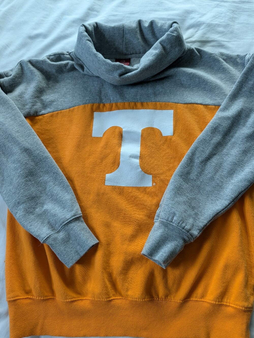 Tennessee Ladies Pullover Sweatshirt.  Size Large  (No String In the Front)